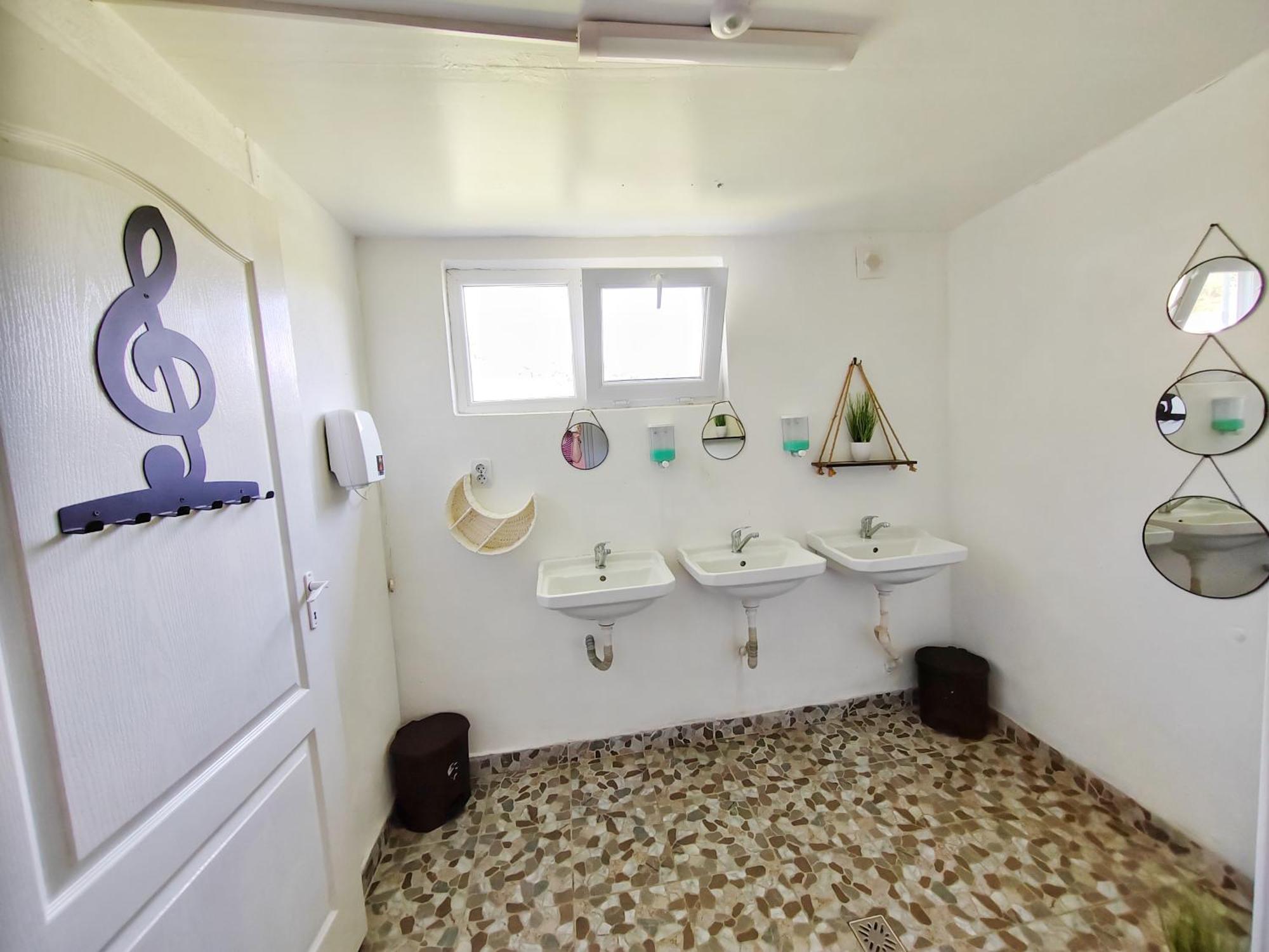 Luna Rock Glamping Brezoi - Blue Scai المظهر الخارجي الصورة